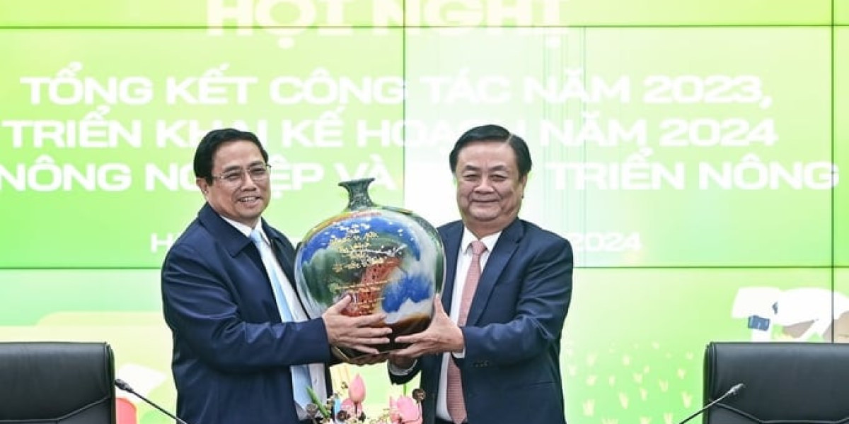 Bộ trưởng Lê Minh Hoan tặng Thủ tướng bình gốm 'Chạm để kết nối'